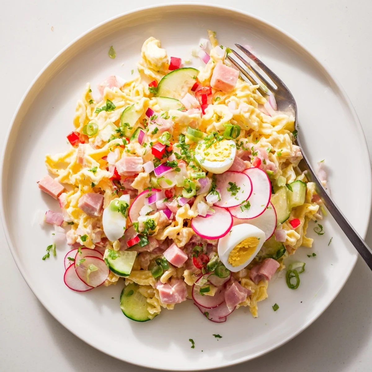Bunter Swabian Egg Pasta Salad mit knackigen Radieschen und herzhaftem Schinken.  