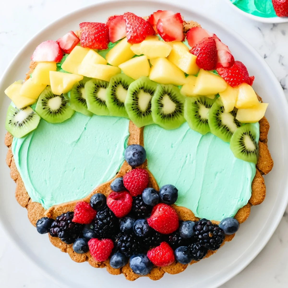 Eine Nahaufnahme der Mermaid Tail Fruit Pizza: Eine fruchtige, farbenfrohe und fantastische Dessertkreation.