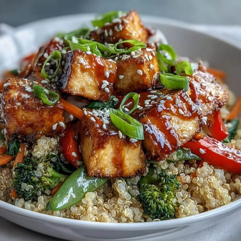 Frisch zubereitetes Quinoa Vegetable Teriyaki Bowl mit knusprigem Tofu und buntem Gemüse in der Pfanne.