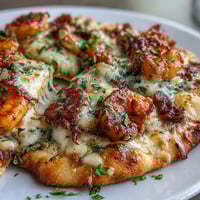 Goldene Garlic Butter Shrimp Naan Pizzas mit geschmolzenem Mozzarella und frischer Petersilie.